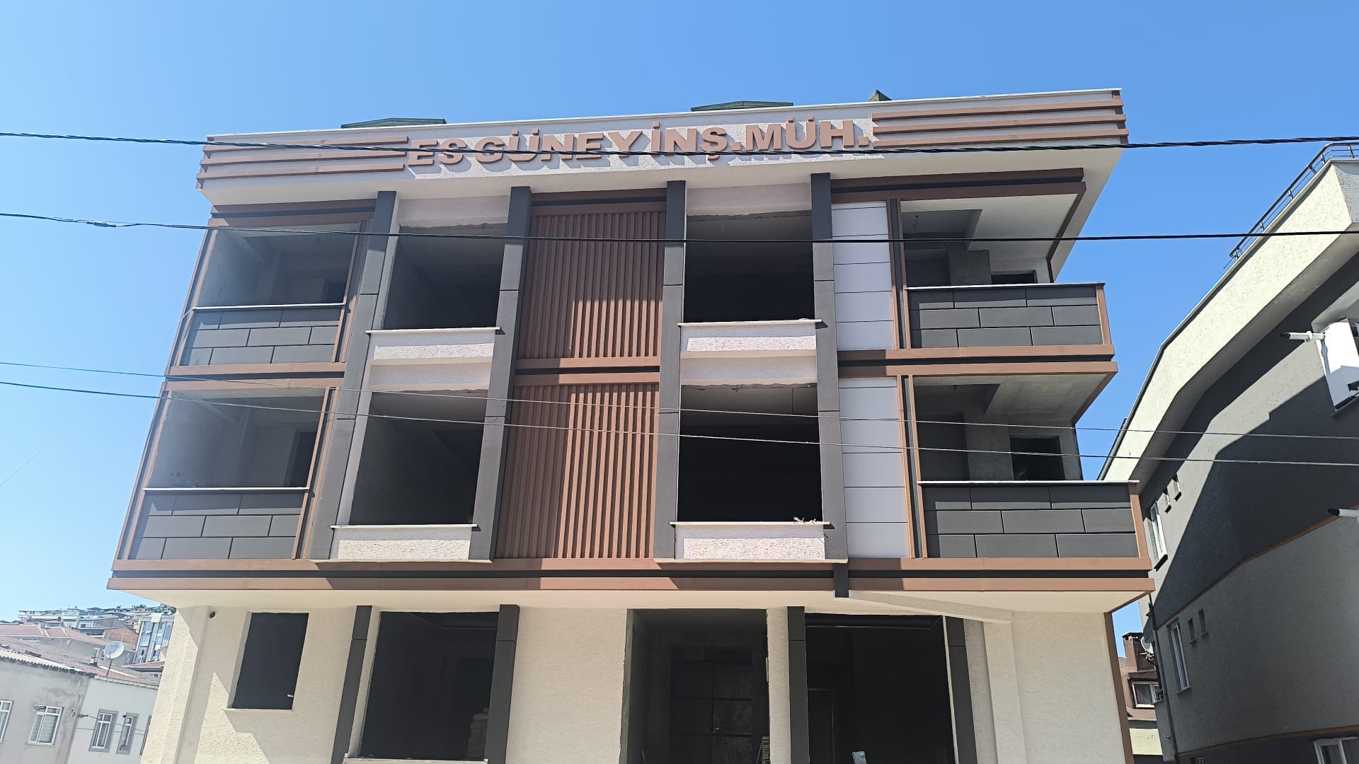 Yeni tamamlanan modern apartman cephesi